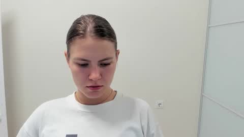 ninarihh online show from September 24, 9:34 am