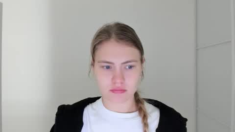 ninarihh online show from October 19, 7:20 am