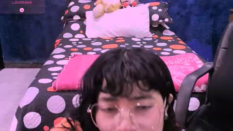 Snapshot of ninayellow chatting on December 3, 1:53 pm Nina online show from December 3, 1:53 pm