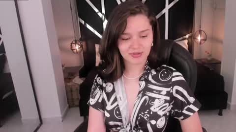 Snapshot of nini_solei chatting on April 23, 7:49 pm nini_solei online show from April 23, 7:49 pm