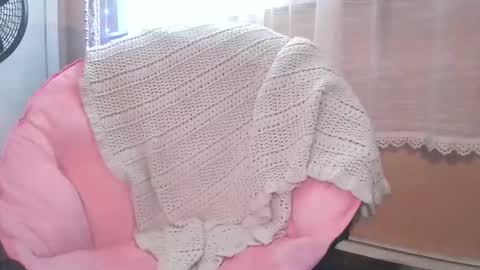 Leah online show from December 4, 3:32 pm