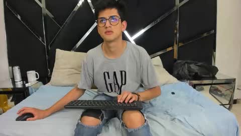 Snapshot of noa_arez chatting on February 1, 12:20 am NoaandArez online show from February 1, 12:20 am