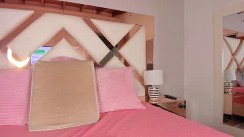 Snapshot of noah_beck42 chatting on December 5, 4:53 am Sara online show from December 5, 4:53 am