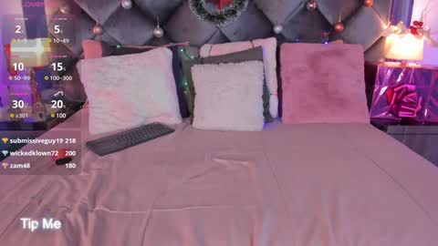 Snapshot of noah_beck42 chatting on December 6, 10:05 am Sara online show from December 6, 10:05 am