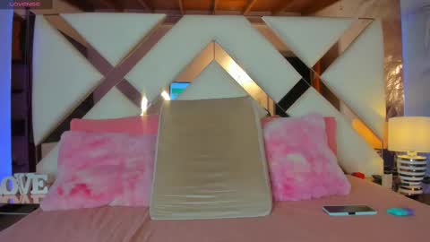 Snapshot of noah_beck42 chatting on February 25, 6:25 am Sara online show from February 25, 6:25 am