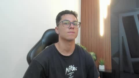 Snapshot of noah_clarkk chatting on December 22, 12:02 pm Noah online show from December 22, 12:02 pm