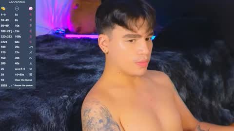 Snapshot of noah_coleman__ chatting on October 22, 2:12 am NOAH online show from October 22, 2:12 am