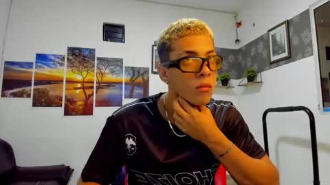 noah_flynn1 online show from November 7, 4:23 am