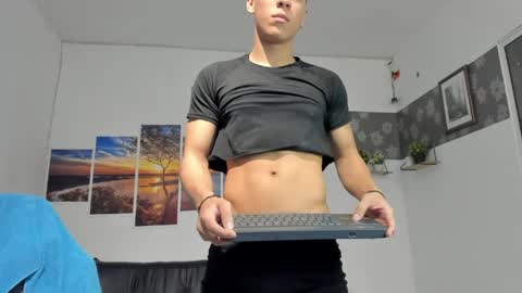 noah_flynn1 online show from April 30, 8:20 am