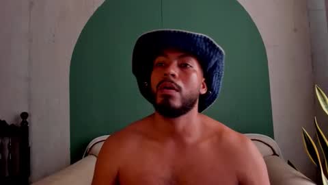 Snapshot of noah_jones__ chatting on November 1, 5:04 pm Noah online show from November 1, 5:04 pm