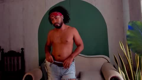 Snapshot of noah_jones__ chatting on November 6, 6:20 pm Noah online show from November 6, 6:20 pm