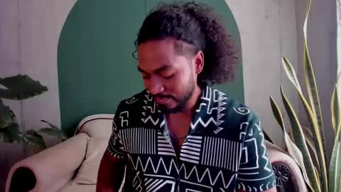 Snapshot of noah_jones__ chatting on November 18, 4:33 pm Noah online show from November 18, 4:33 pm