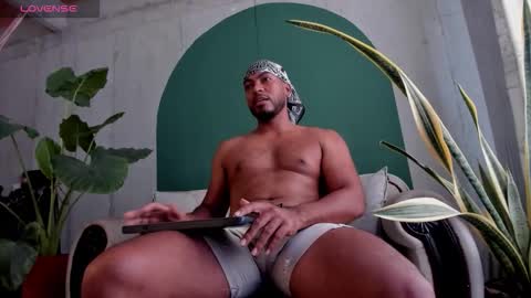 Snapshot of noah_jones__ chatting on December 20, 4:58 pm Noah online show from December 20, 4:58 pm