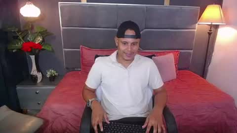 Snapshot of noah_oliver1 chatting on June 11, 1:49 am NOAH online show from June 11, 1:49 am
