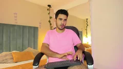 Snapshot of noah_sin_ chatting on June 12, 11:31 am noah sin online show from June 12, 11:31 am