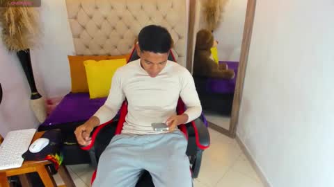 N O AH - S T H O  N E online show from January 16, 2:59 am