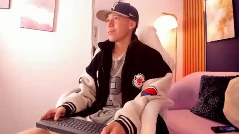 Snapshot of noahh_saenz chatting on July 4, 3:35 am Noah online show from July 4, 3:35 am