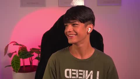 Snapshot of noahh_th03 chatting on February 21, 1:44 pm Noah online show from February 21, 1:44 pm