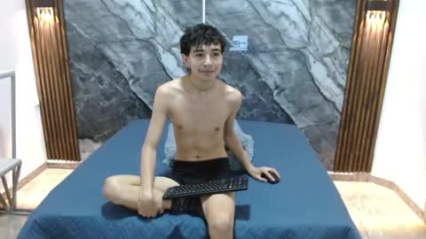 Snapshot of noahwalker__ chatting on April 22, 11:01 am online show from April 22, 11:01 am