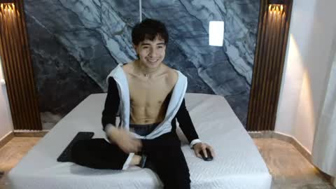 Snapshot of noahwalker__ chatting on April 23, 11:09 am online show from April 23, 11:09 am