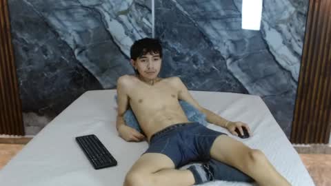Snapshot of noahwalker__ chatting on April 23, 12:29 pm online show from April 23, 12:29 pm