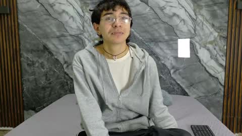 Snapshot of noahwalker__ chatting on May 11, 11:05 am online show from May 11, 11:05 am