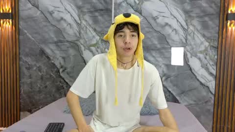 Snapshot of noahwalker__ chatting on May 16, 11:09 am online show from May 16, 11:09 am