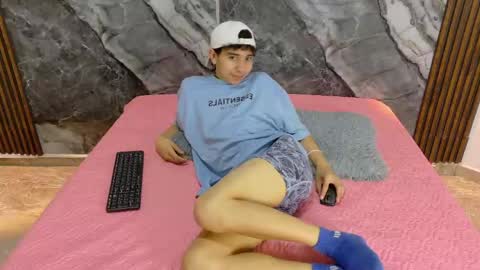 Snapshot of noahwalker__ chatting on May 21, 11:06 am online show from May 21, 11:06 am