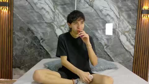Snapshot of noahwalker__ chatting on May 27, 11:07 am online show from May 27, 11:07 am