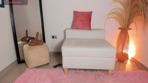 Snapshot of noami_rose chatting on September 15, 5:35 pm Noami Rose online show from September 15, 5:35 pm