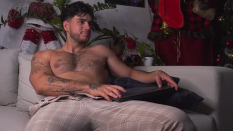 Snapshot of noha_miler chatting on December 15, 2:41 am kevin online show from December 15, 2:41 am