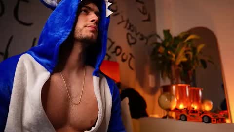 Snapshot of noha_miler chatting on October 11, 12:21 am kevin online show from October 11, 12:21 am