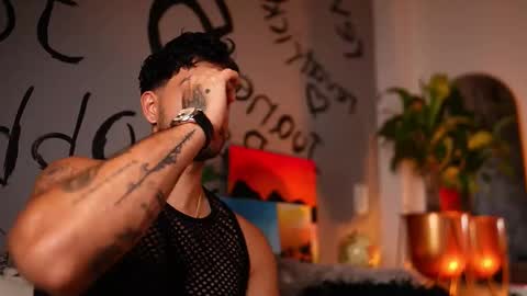 Snapshot of noha_miler chatting on November 6, 12:55 am kevin online show from November 6, 12:55 am