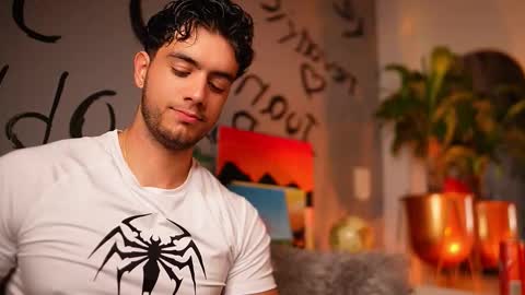 Snapshot of noha_miler chatting on November 20, 9:36 pm kevin online show from November 20, 9:36 pm