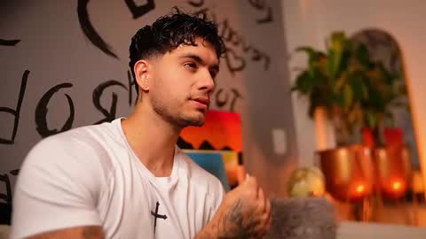 Snapshot of noha_miler chatting on December 4, 11:13 pm kevin online show from December 4, 11:13 pm