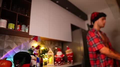 Snapshot of noha_miler chatting on December 13, 10:59 pm kevin online show from December 13, 10:59 pm