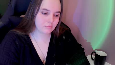 noir_ember_ online show from February 3, 3:39 pm