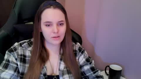 noir_ember_ online show from February 20, 1:44 pm