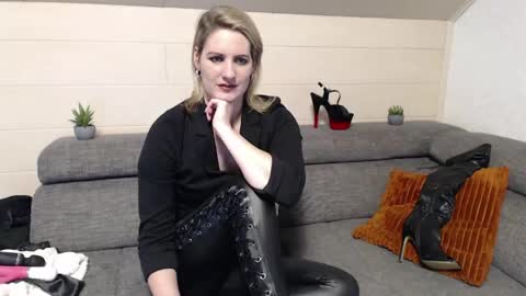 NoraNoxx online show from April 3, 9:35 pm