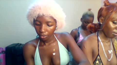 Snapshot of norababy20 chatting on June 25, 5:23 am Norababy20 online show from June 25, 5:23 am