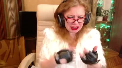 miss Tress online show from July 8, 9:30 pm