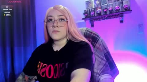 Snapshot of nova_gara chatting on July 7, 1:52 am s online show from July 7, 1:52 am