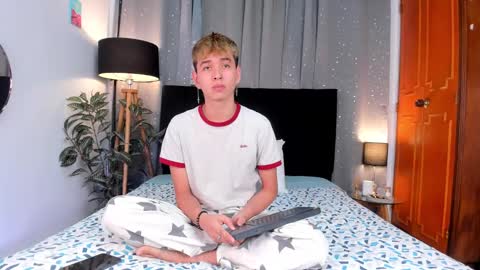 Snapshot of novaybrian chatting on February 5, 4:27 am NovayBrian online show from February 5, 4:27 am