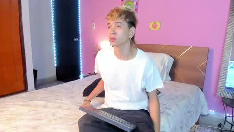 Snapshot of novaybrian chatting on February 6, 4:42 am NovayBrian online show from February 6, 4:42 am