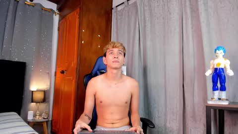 Snapshot of novaybrian chatting on February 19, 4:44 pm NovayBrian online show from February 19, 4:44 pm