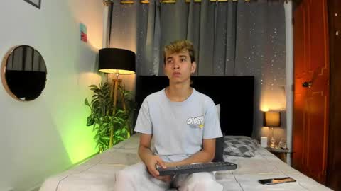 Snapshot of novaybrian chatting on February 20, 4:39 am NovayBrian online show from February 20, 4:39 am