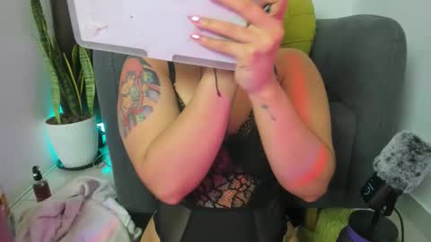 Nia online show from February 5, 3:33 am