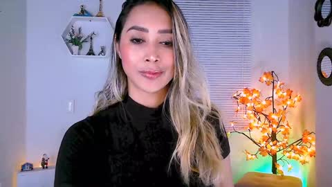 Nycole online show from December 22, 11:31 pm