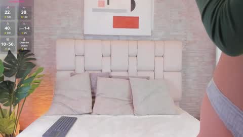 nyxee_ online show from April 27, 4:21 am