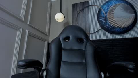 independent model online show from December 12, 4:53 pm